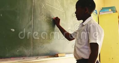 4k班的小学生在黑板上写字